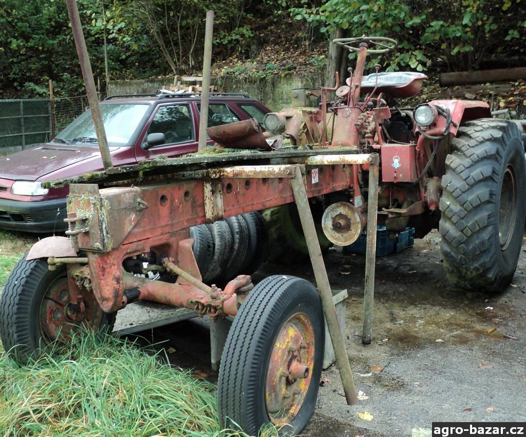 traktor-nosič nářadí RS